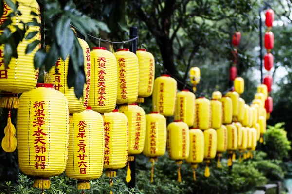 Lanternas de papel amarelo chinês — Fotografia de Stock
