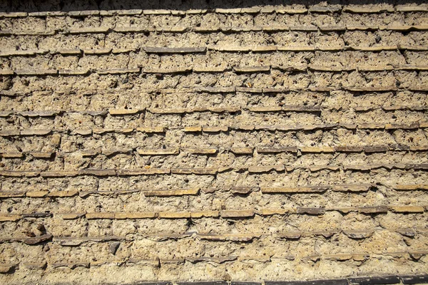 Muur samengesteld uit modder-baksteen en bodem — Stockfoto