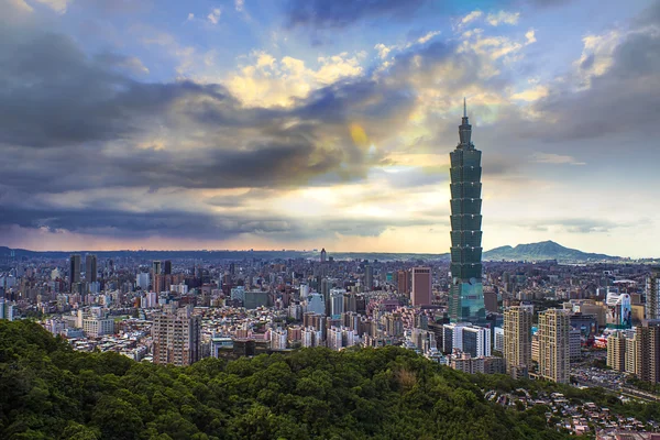 Taipei, taiwan kvällen skyline — Stockfoto