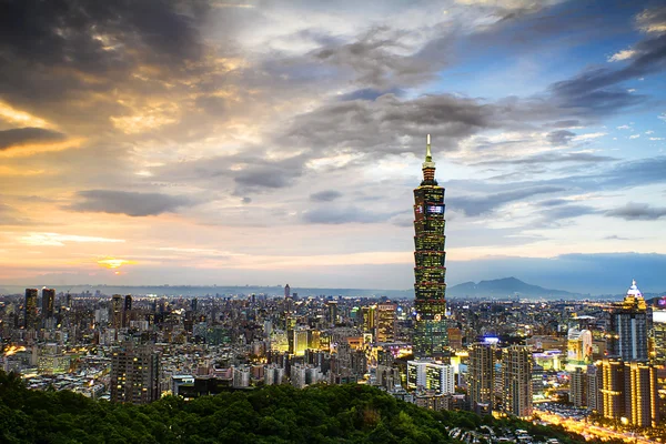 Tajpej, Tajwan wieczorem panoramę — Zdjęcie stockowe