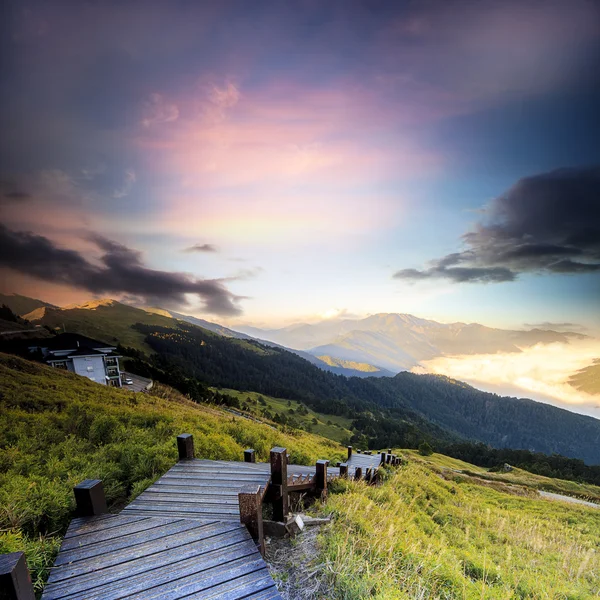 Beau coucher de soleil haute montagne — Photo