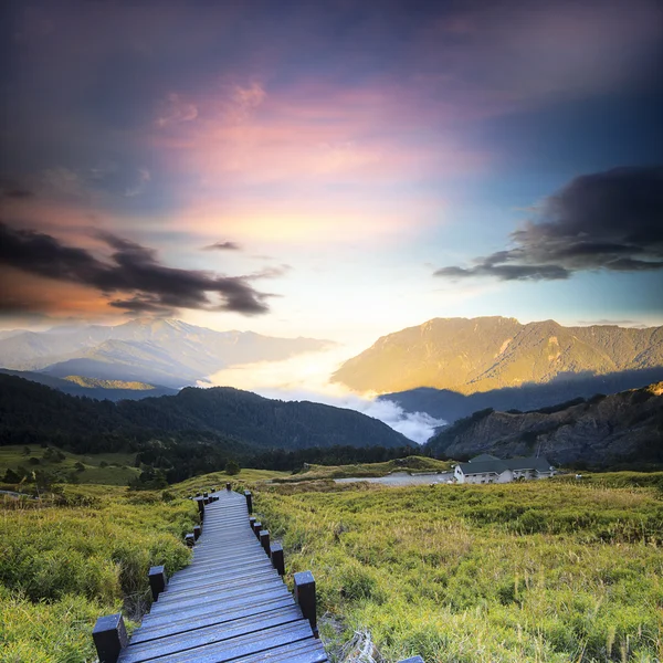 Schöner Sonnenuntergang im Hochgebirge — Stockfoto