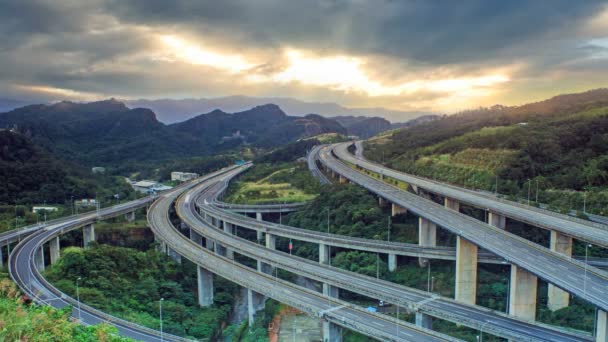 Time lapse di rosso drammatico tramonto sull'autostrada — Video Stock