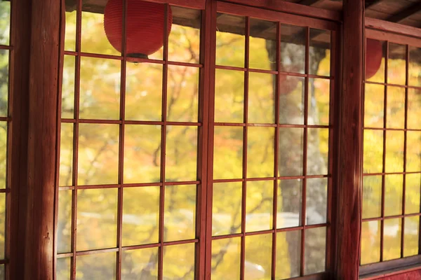 Okno starego drewnianego domu — Zdjęcie stockowe