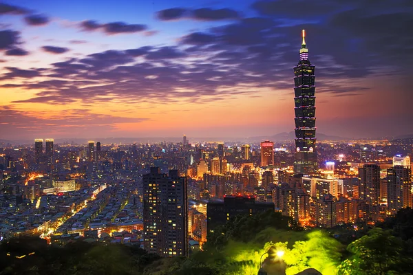 Taipei, Taiwan skyline serale . — Foto Stock