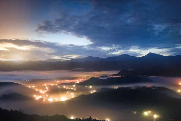 Belo nascer do sol de verão nas montanhas — Fotografia de Stock