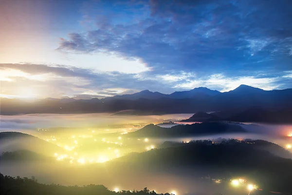 Bella alba estiva in montagna — Foto Stock