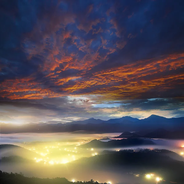 Schöner Sommersonnenaufgang in den Bergen — Stockfoto