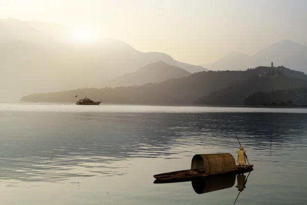 Pohled na jezero slavných slunce měsíc v Tchaj-wanu — Stock fotografie