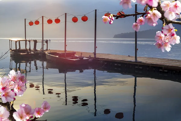 Pohled na jezero slavných slunce měsíc v Tchaj-wanu — Stock fotografie