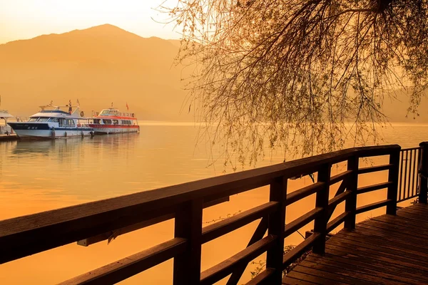 Pohled na jezero slavných slunce měsíc v Tchaj-wanu — Stock fotografie