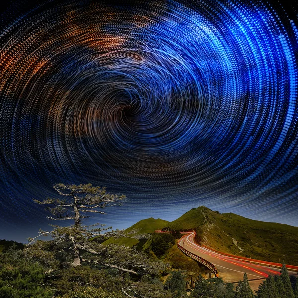 Hoge bergweg aan galaxy — Stockfoto