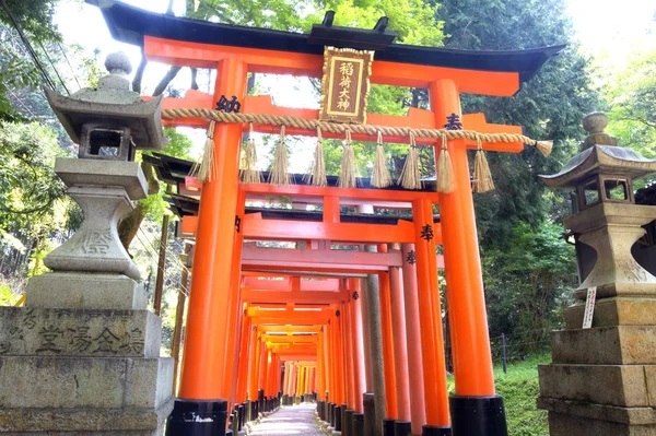 Primer plano de las puertas de Torii en el santuario de Fushimi Inari en Kyoto, Japón.Santuario de Fushimi Inari —  Fotos de Stock