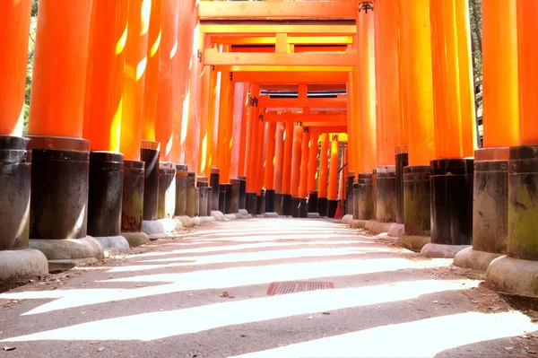 Nahaufnahme der torii-Tore beim fushimi inari-Schrein in kyoto, japan.fushimi inari-Schrein — Stockfoto