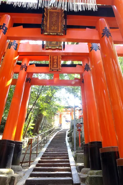 伏见 inari 神社在京都，japan.fushimi inari 祠牌坊门口的特写镜头 — 图库照片