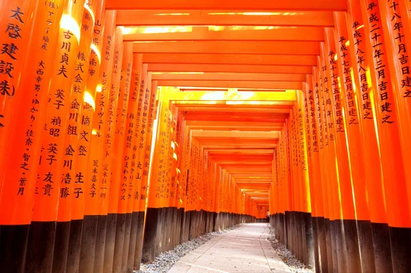 Close-up de portões Torii no Santuário Inari Fushimi em Kyoto, Japão.Santuário Inari Fushimi — Fotografia de Stock