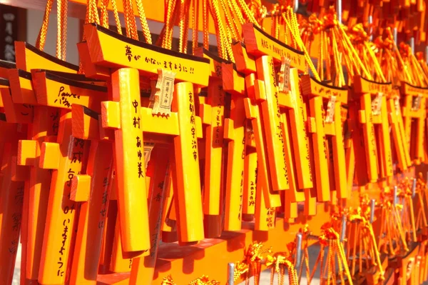 Primo piano dei cancelli Torii al santuario di Fushimi Inari a Kyoto, Giappone. — Foto Stock