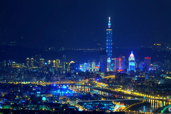 Vue complète de la ville de Taipei la nuit — Photo