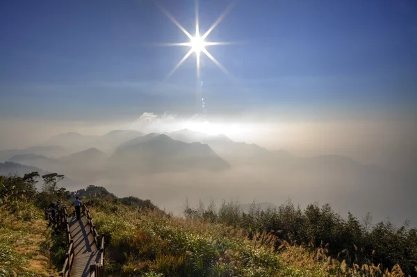 Mooie zonsondergang met cloud — Stockfoto