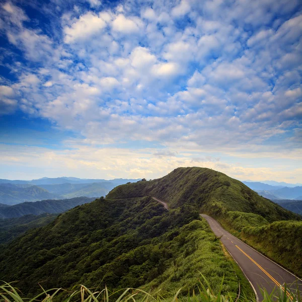 Bela estrada de montanha com céu — Fotografia de Stock