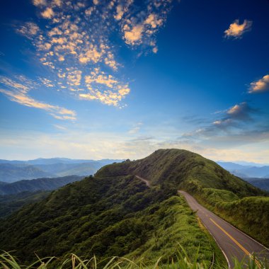 güzel dağ yolu ile gök