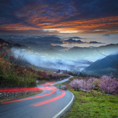 asfalt yol ve deniz