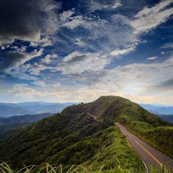 Bela estrada de montanha com céu — Fotografia de Stock