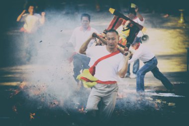 geleneksel balinese kecak ve yangın