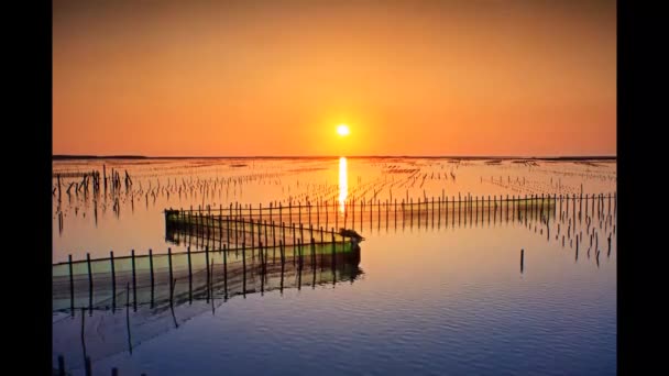 Tijdspanne van mooie zonsondergang en cloud reflectie over de zee en lake — Stockvideo