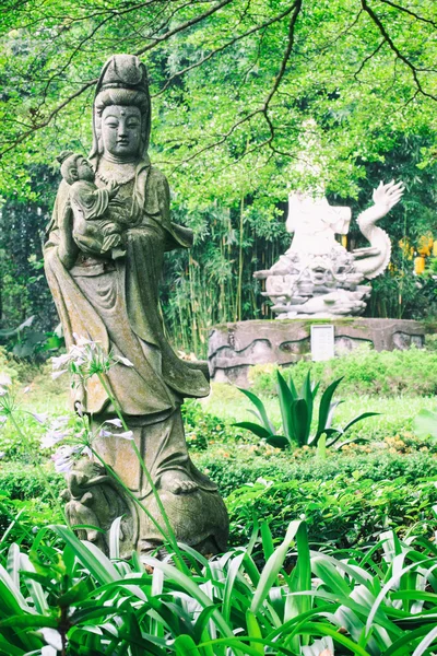 Sculptures of Chinese gods. (Kuan Yin) in the park. — Stock Photo, Image