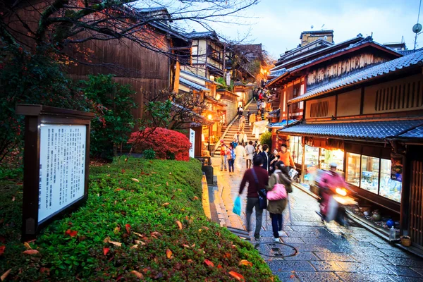 Туристы идут по улице, ведущей к храму Киёмидзу — стоковое фото