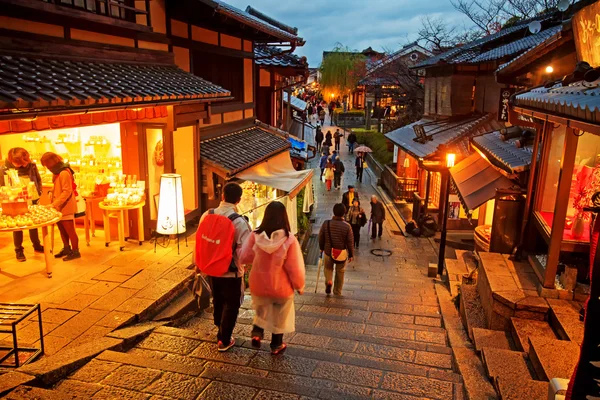 清水寺へ通じる道の上を歩く観光客 — ストック写真