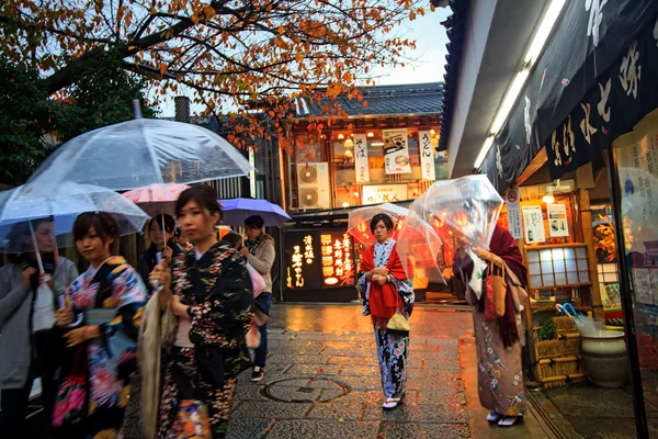 Turisták séta egy utcában, ami a Kiyomizu templom — Stock Fotó