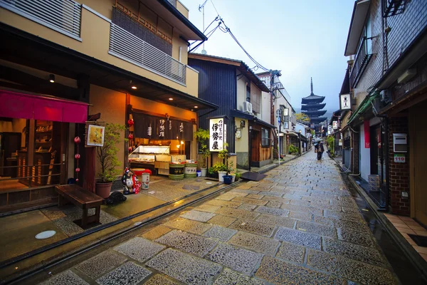 Turisták séta egy utcában, ami a Kiyomizu templom — Stock Fotó