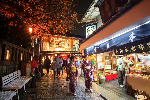 Touristen gehen auf einer Straße, die zum Kiyomizu-Tempel führt — Stockfoto
