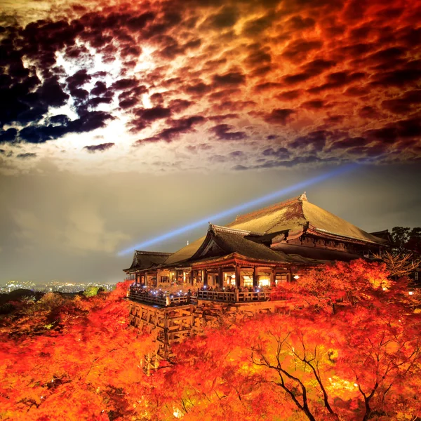 Foglie d'autunno al tempio dell'acqua limpida — Foto Stock