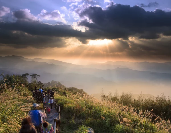 Schöner Berg mit Sonnenuntergang — Stockfoto