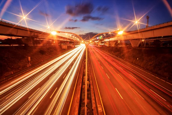 Autoroute de la ville la nuit avec ligh — Photo