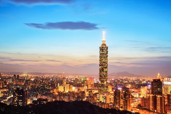 Taipei, Taiwan linha do horizonte da noite . — Fotografia de Stock