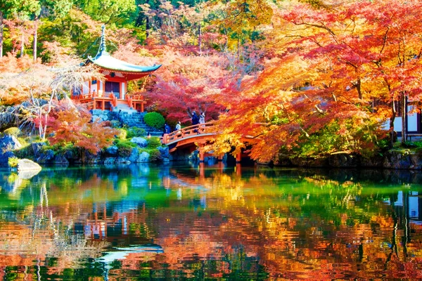 Outono Jardim japonês com bordo em Kyoto, Japão — Fotografia de Stock