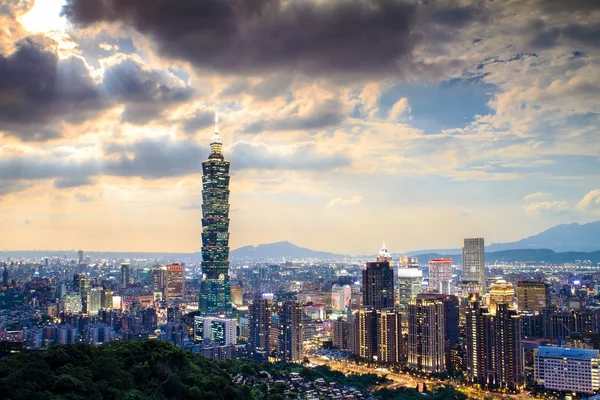 Fin utsikt över taipei, taiwan kväll — Stockfoto