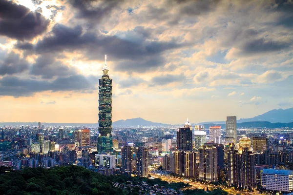 Plné zobrazení Tchaj-pej, Tchaj-wan večer — Stockfoto