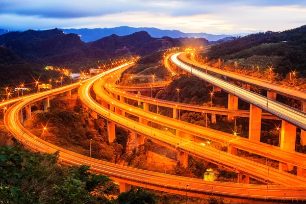 Highway traffic i solnedgången — Stockfoto
