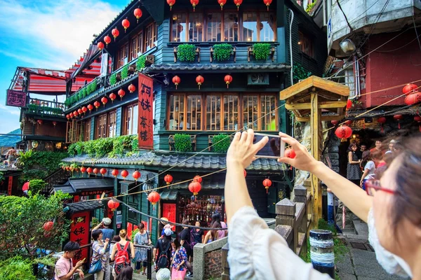 A paisagem da montanha à beira-mar em Jiufen — Fotografia de Stock