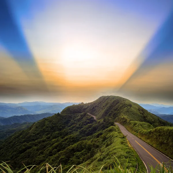 La strada in montagna verso il mare — Foto Stock