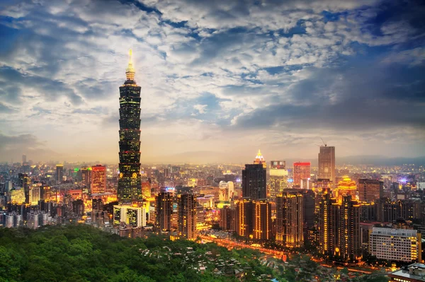 Taipei, Taiwan linha do horizonte da noite . — Fotografia de Stock