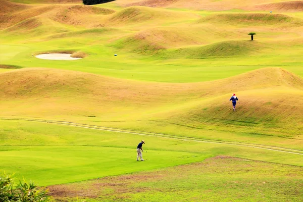 Bellissimo posto di golf con bello sfondo — Foto Stock