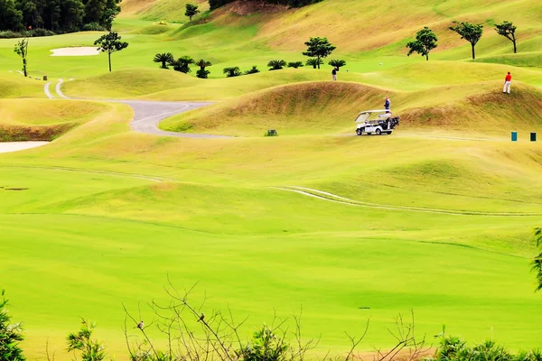 Schöner Golfplatz mit schönem Hintergrund — Stockfoto