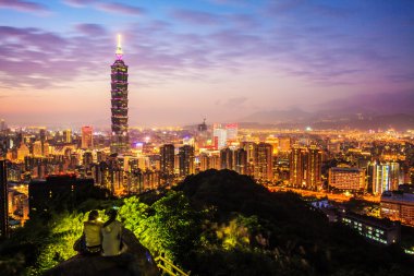 Taipei şehir manzarası ile ünlü taipei 101 gün batımında