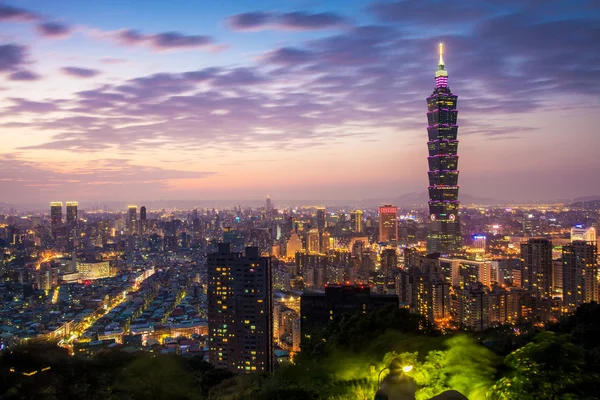 在夕阳与著名的台北 101 大楼的台北的城市天际线 — 图库照片